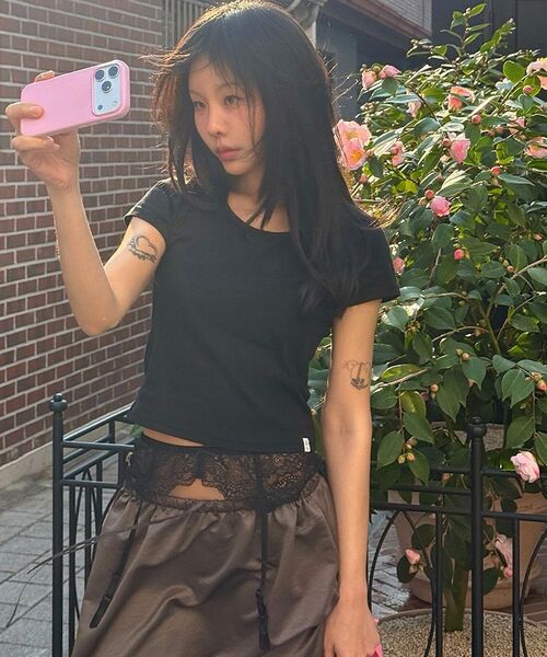 TWEE(トゥウィー)の「エリートベーシックUネッククロップ半袖Tシャツ(Tシャツ/カットソー・レディース・グレー/アイボリー/ブラック・SMALL/MEDIUM)」の7枚目の写真