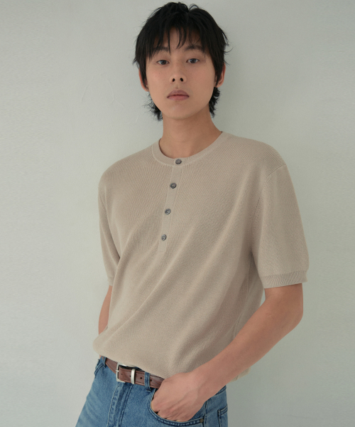 WEDNESDAY OASIS(ウェンズデーオアシス)の「ウォッシャブルミニマルヘンリーネックハーフニット_BEIGE(WC26KN46)(ニット/セーター・メンズ・Beige・MEDIUM/LARGE/X-LARGE)」の3枚目の写真