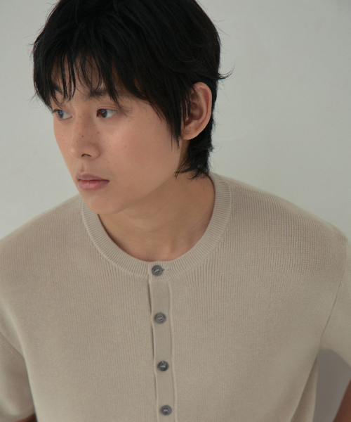 WEDNESDAY OASIS(ウェンズデーオアシス)の「ウォッシャブルミニマルヘンリーネックハーフニット_BEIGE(WC26KN46)(ニット/セーター・メンズ・Beige・MEDIUM/LARGE/X-LARGE)」の4枚目の写真