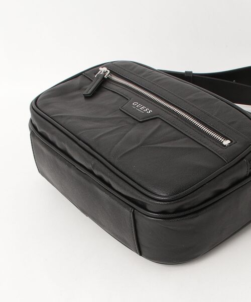 Guess(ゲス)の「MCCALL Camera Crossbody ショルダーバッグ メンズバッグ(ショルダーバッグ・メンズ・ブラック・ONE SIZE)」の4枚目の写真