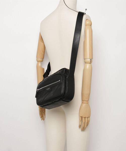 Guess(ゲス)の「MCCALL Camera Crossbody ショルダーバッグ メンズバッグ(ショルダーバッグ・メンズ・ブラック・ONE SIZE)」の2枚目の写真