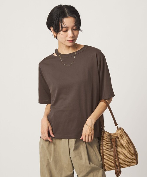 green label relaxing(グリーンレーベルリラクシング)の「デコルテスリット Tシャツ 吸水速乾(Tシャツ/カットソー・レディース・ブラック/ロイヤルブルー/オフホワイト/ダークブラウン・FREE)」の3枚目の写真
