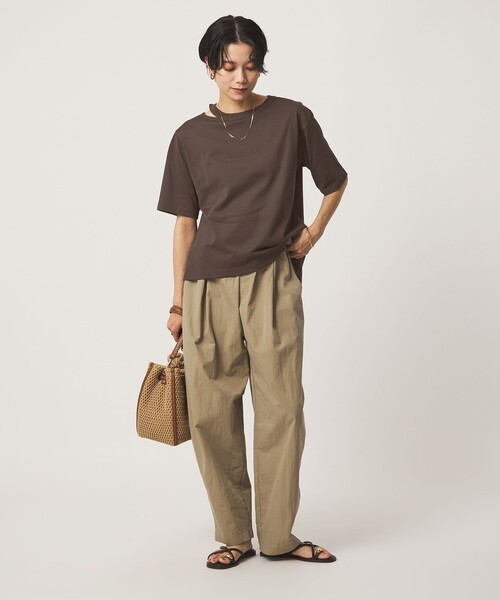 green label relaxing(グリーンレーベルリラクシング)の「デコルテスリット Tシャツ 吸水速乾(Tシャツ/カットソー・レディース・ブラック/ロイヤルブルー/オフホワイト/ダークブラウン・FREE)」の6枚目の写真
