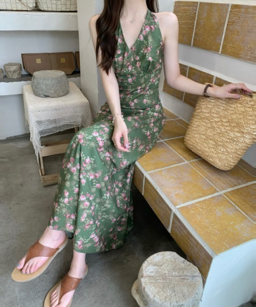 Aelina(エリナ)の「Vネック花柄ホルターネックワンピース(ワンピース・レディース・グリーン・FREE)」の4枚目の写真