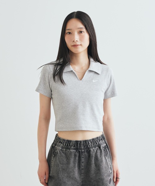 NIKE(ナイキ)の「ナイキ スポーツウェア ウィメンズ タイト クロップド ポロ / Nike Sportswear Women's Tight Cropped Polo IO2730-012 Wolf Grey(ポロシャツ・レディース・グレー・M/L/XS/XL/S)」の1枚目の写真