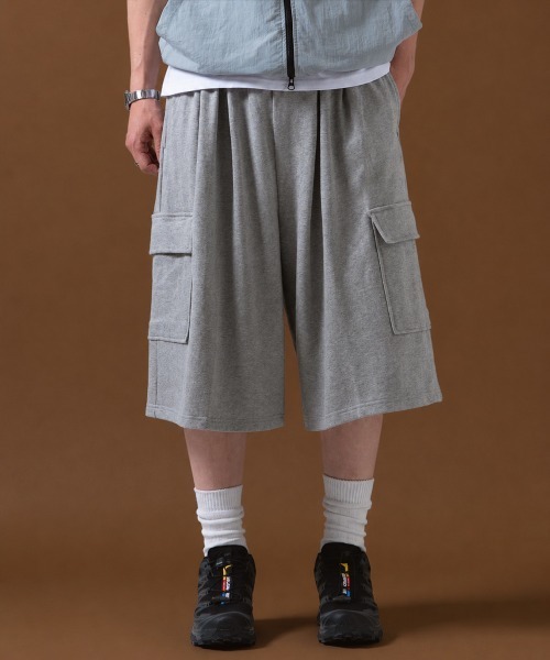 OXA(オグザ)の「ワイドシルエット スウェットカーゴショートパンツ ハーフパンツ OXA(その他パンツ・メンズ・グレー/ブラック・FREE)」の1枚目の写真
