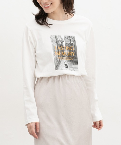 Honeys(ハニーズ)の「フォトプリントTシャツ(Tシャツ/カットソー・レディース・オフホワイト/モカ/ブラック/ダークグリーン系1/ダークオレンジ・L/M/LL)」の1枚目の写真