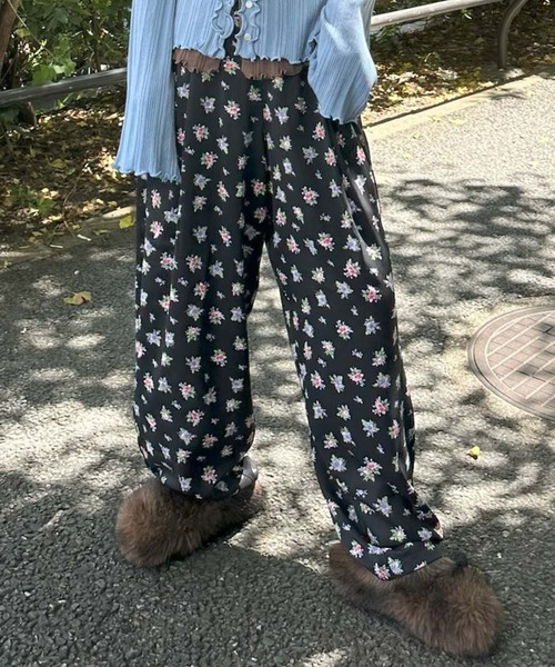 Alley Tokyo(アリートーキョー)の「花柄パジャマゆるパンツ(その他パンツ・レディース・ブラック/オフホワイト・FREE)」の1枚目の写真