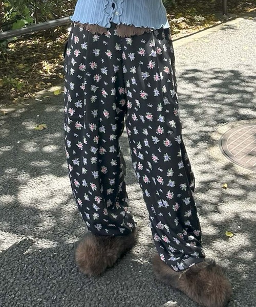 Alley Tokyo(アリートーキョー)の「花柄パジャマゆるパンツ(その他パンツ・レディース・ブラック/オフホワイト・FREE)」の4枚目の写真