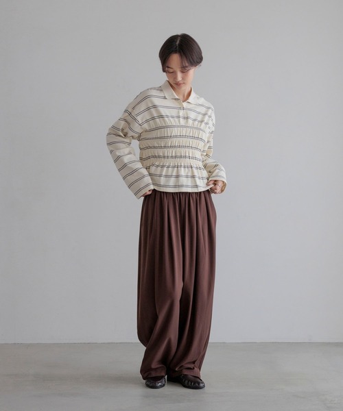 LOWRYS FARM（ローリーズファーム）の「【選べるSHORT&LONG丈】ギャザーポロLS 1067158（ポロシャツ・レディース・ネイビー/ホワイト/ブラウン・SHORT/LONG）」の4枚目の写真