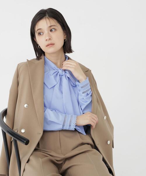 NATURAL BEAUTY BASIC（ナチュラルビューティーベーシック）の「レースカフスリボンタイブラウス（シャツ/ブラウス・レディース・ブルー/オフホワイト・FREE）」の2枚目の写真