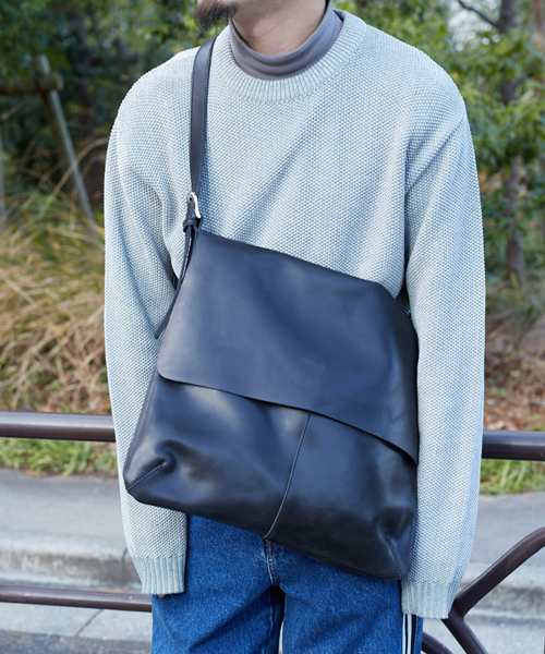 STUDIOUS（ステュディオス）の「シャイニーレザーフラップショルダーバッグ （ショルダーバッグ・メンズ・ブラック/ブラウン・FREE）」の2枚目の写真