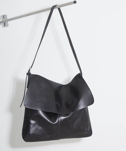 STUDIOUS（ステュディオス）の「シャイニーレザーフラップショルダーバッグ （ショルダーバッグ・メンズ・ブラック/ブラウン・FREE）」の3枚目の写真