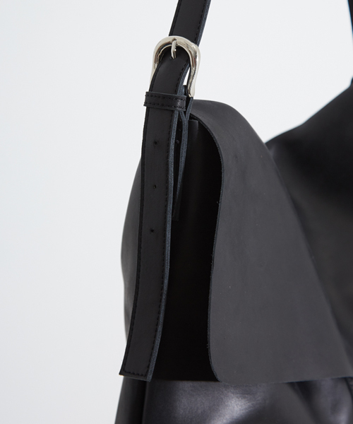 STUDIOUS（ステュディオス）の「シャイニーレザーフラップショルダーバッグ （ショルダーバッグ・メンズ・ブラック/ブラウン・FREE）」の4枚目の写真