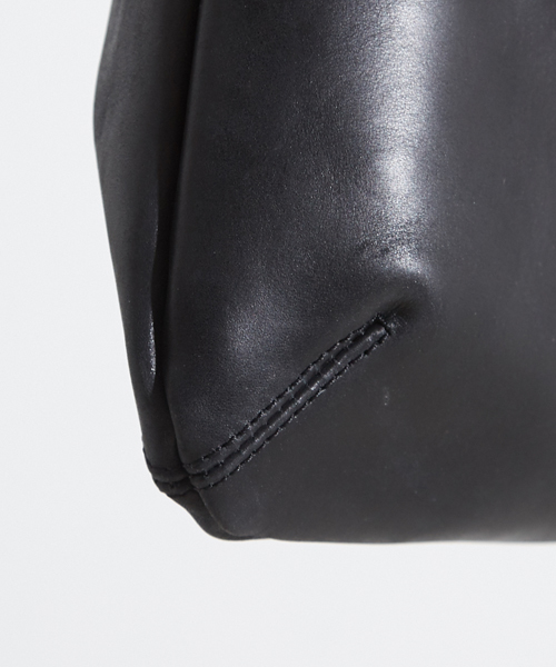 STUDIOUS（ステュディオス）の「シャイニーレザーフラップショルダーバッグ （ショルダーバッグ・メンズ・ブラック/ブラウン・FREE）」の6枚目の写真