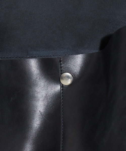 STUDIOUS（ステュディオス）の「シャイニーレザーフラップショルダーバッグ （ショルダーバッグ・メンズ・ブラック/ブラウン・FREE）」の7枚目の写真