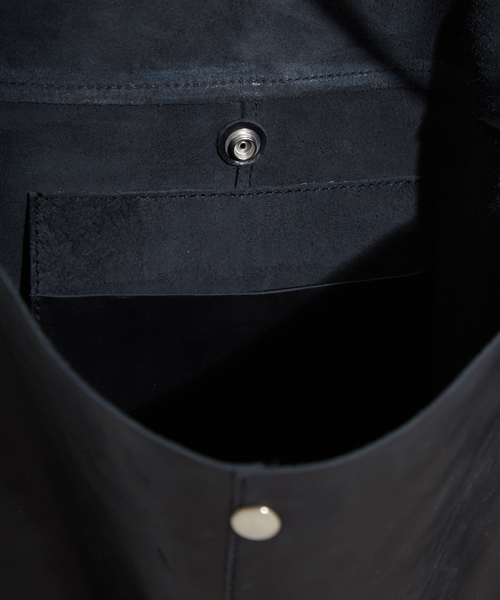 STUDIOUS（ステュディオス）の「シャイニーレザーフラップショルダーバッグ （ショルダーバッグ・メンズ・ブラック/ブラウン・FREE）」の8枚目の写真