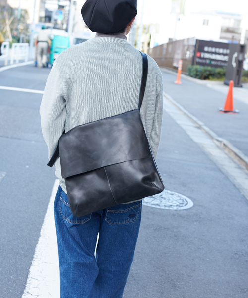 STUDIOUS（ステュディオス）の「シャイニーレザーフラップショルダーバッグ （ショルダーバッグ・メンズ・ブラック/ブラウン・FREE）」の11枚目の写真