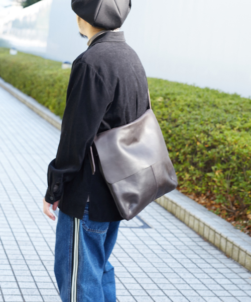 STUDIOUS（ステュディオス）の「シャイニーレザーフラップショルダーバッグ （ショルダーバッグ・メンズ・ブラック/ブラウン・FREE）」の12枚目の写真