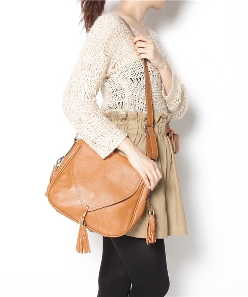 ROSE BUD(ローズバッド)の「(ROSE BUD)2wayタッセル付本革ハンドバッグ(ショルダーバッグ・レディース・ブラック/キャメル/グリーン/ワインレッド/ベージュ系その他・ONE SIZE/FREE)」の13枚目の写真