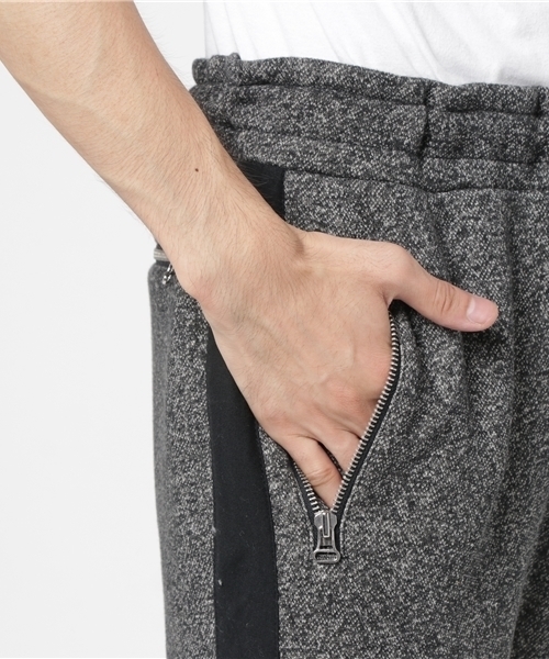 ARMANI EXCHANGE(アルマーニエクスチェンジ)の「【AXアルマーニ エクスチェンジ】サイドライン ジョガーパンツ(その他パンツ・メンズ・グレー・MEDIUM/LARGE/X-SMALL/SMALL/X-LARGE)」の11枚目の写真