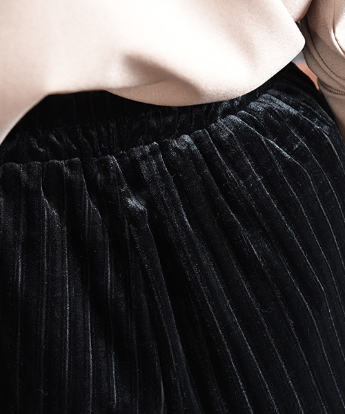 Luz Llena(ラズレナ)の「プリーツ風ベロアワイドパンツ(その他パンツ・レディース・ブラック/カーキ/オレンジ・MEDIUM)」の7枚目の写真