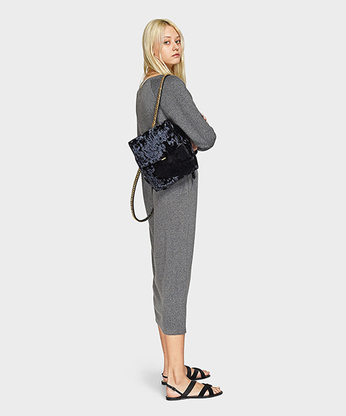 CHARLES & KEITH（チャールズ & キース）の「テクスチャードショルダーバッグ/TEXTURED SHOULDER BAG（ショルダーバッグ・レディース・ブラック/バーガンディー・M）」の7枚目の写真