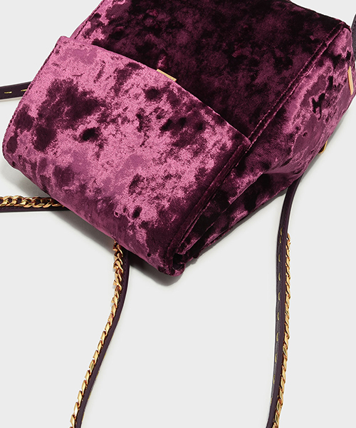 CHARLES & KEITH（チャールズ & キース）の「テクスチャードショルダーバッグ/TEXTURED SHOULDER BAG（ショルダーバッグ・レディース・ブラック/バーガンディー・M）」の9枚目の写真
