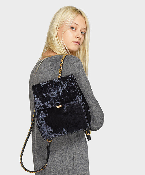 CHARLES & KEITH（チャールズ & キース）の「テクスチャードショルダーバッグ/TEXTURED SHOULDER BAG（ショルダーバッグ・レディース・ブラック/バーガンディー・M）」の3枚目の写真
