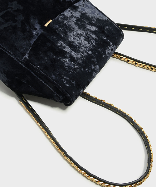 CHARLES & KEITH（チャールズ & キース）の「テクスチャードショルダーバッグ/TEXTURED SHOULDER BAG（ショルダーバッグ・レディース・ブラック/バーガンディー・M）」の4枚目の写真