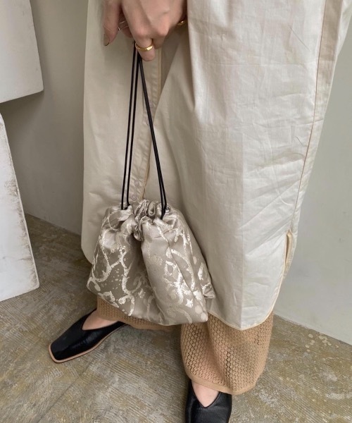 Amiur（エミレ）の「jacquard purse（ハンドバッグ・レディース・ベージュ/グレー・FREE）」の3枚目の写真