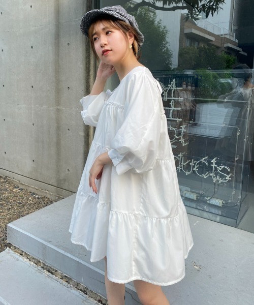 one after another NICE CLAUP(ワンアフターアナザーナイスクラップ)の「【ZOZOTOWN限定・大好評リバイバルアイテム】ボリュームスリーブティアードチュニック(チュニック・レディース・オフホワイト/ブラック/テラコッタ/サックスブルー・FREE)」の1枚目の写真