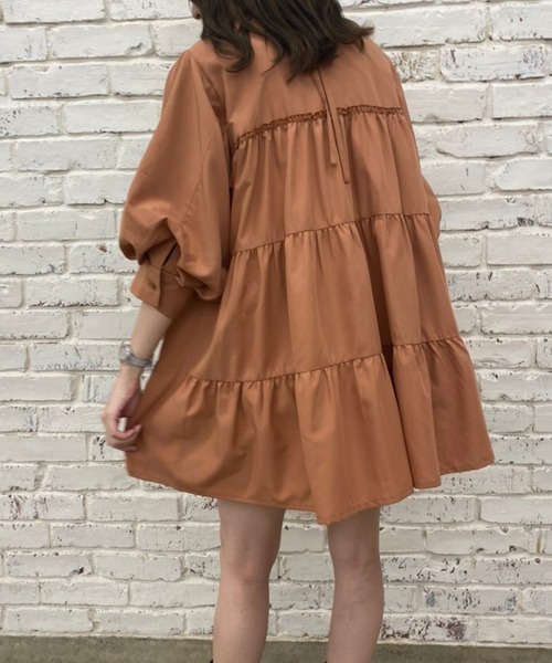 one after another NICE CLAUP(ワンアフターアナザーナイスクラップ)の「【ZOZOTOWN限定・大好評リバイバルアイテム】ボリュームスリーブティアードチュニック(チュニック・レディース・オフホワイト/ブラック/テラコッタ/サックスブルー・FREE)」の4枚目の写真