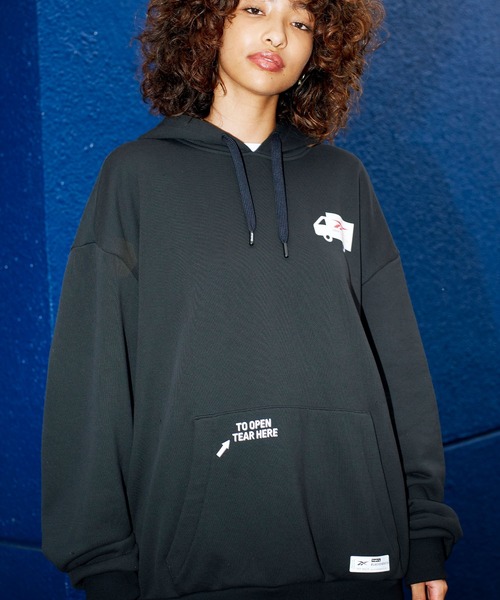 Reebok（リーボック）の「クラシックス BlackEyePatch フーディー / クラシックス BlackEyePatch Hoodie（パーカー・メンズ・ベージュ/ブラック・X-LARGE/XXX-LARGE/LARGE/MEDIUM/XX-LARGE/X-SMALL/SMALL）」の2枚目の写真