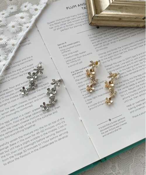 apres jour(アプレジュール)の「【apres jour×ARIAZ】ゆらゆらフラワーピアス(ピアス(両耳用)・レディース・シルバー/ゴールド・FREE)」の3枚目の写真