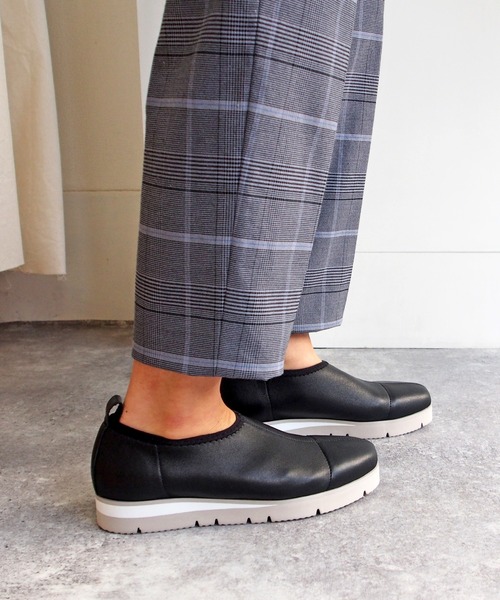 cava cava(サヴァサヴァ)の「【軽量】ストレッチレザースリッポン -2420047(スリッポン・レディース・ブラック/オフホワイト・23.0cm/22.5cm/24.0cm/23.5cm/24.5cm)」の19枚目の写真