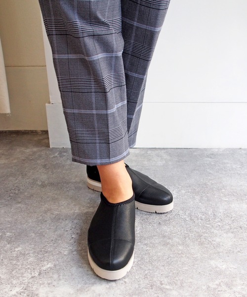 cava cava(サヴァサヴァ)の「【軽量】ストレッチレザースリッポン -2420047(スリッポン・レディース・ブラック/オフホワイト・23.0cm/22.5cm/24.0cm/23.5cm/24.5cm)」の7枚目の写真