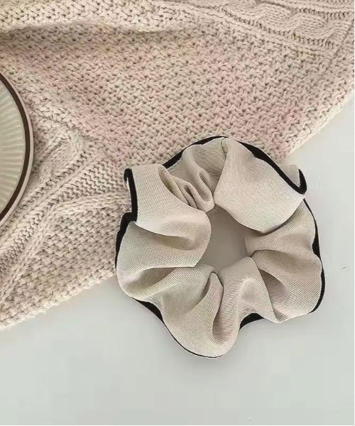 ammy.（エイミードット）の「【 ammy. / エイミードット 】 シンプル カラー シュシュ（シュシュ・レディース・ブラウン/ホワイト/ブラック/ベージュ・FREE）」の6枚目の写真