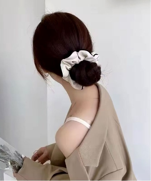 ammy.（エイミードット）の「【 ammy. / エイミードット 】 シンプル カラー シュシュ（シュシュ・レディース・ブラウン/ホワイト/ブラック/ベージュ・FREE）」の7枚目の写真