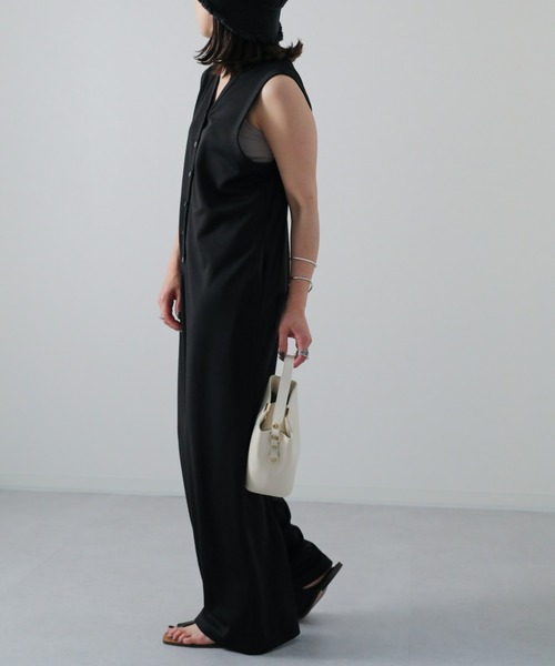 sakishimatokyo（サキシマトーキョー）の「Vネックワイドサロペット（サロペット/オーバーオール・レディース・ブラック/カーキ/グレイッシュベージュ・FREE）」の3枚目の写真