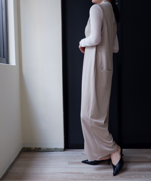 sakishimatokyo（サキシマトーキョー）の「Vネックワイドサロペット（サロペット/オーバーオール・レディース・ブラック/カーキ/グレイッシュベージュ・FREE）」の4枚目の写真