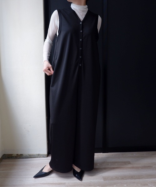 sakishimatokyo（サキシマトーキョー）の「Vネックワイドサロペット（サロペット/オーバーオール・レディース・ブラック/カーキ/グレイッシュベージュ・FREE）」の10枚目の写真