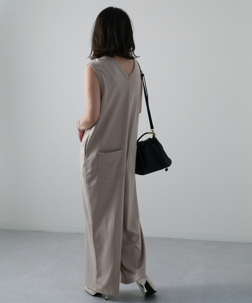 sakishimatokyo（サキシマトーキョー）の「Vネックワイドサロペット（サロペット/オーバーオール・レディース・ブラック/カーキ/グレイッシュベージュ・FREE）」の11枚目の写真