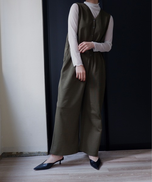 sakishimatokyo（サキシマトーキョー）の「Vネックワイドサロペット（サロペット/オーバーオール・レディース・ブラック/カーキ/グレイッシュベージュ・FREE）」の15枚目の写真