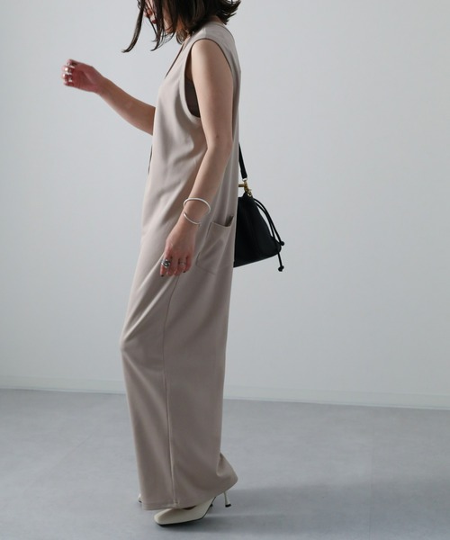 sakishimatokyo（サキシマトーキョー）の「Vネックワイドサロペット（サロペット/オーバーオール・レディース・ブラック/カーキ/グレイッシュベージュ・FREE）」の13枚目の写真