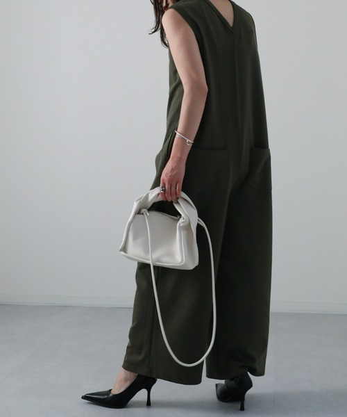 sakishimatokyo（サキシマトーキョー）の「Vネックワイドサロペット（サロペット/オーバーオール・レディース・ブラック/カーキ/グレイッシュベージュ・FREE）」の14枚目の写真