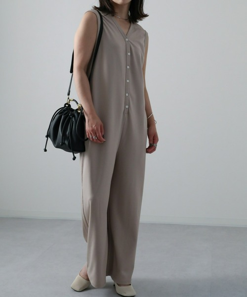 sakishimatokyo（サキシマトーキョー）の「Vネックワイドサロペット（サロペット/オーバーオール・レディース・ブラック/カーキ/グレイッシュベージュ・FREE）」の12枚目の写真