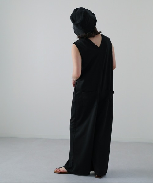 sakishimatokyo（サキシマトーキョー）の「Vネックワイドサロペット（サロペット/オーバーオール・レディース・ブラック/カーキ/グレイッシュベージュ・FREE）」の9枚目の写真