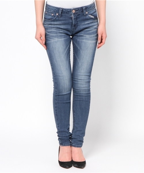 AZUL by moussy（アズールバイマウジー）の「スリムフィットスキニー(L70)（その他パンツ・レディース・ブルー系その他/ライトブルー・LARGE/MEDIUM/SMALL/X-SMALL）」の9枚目の写真