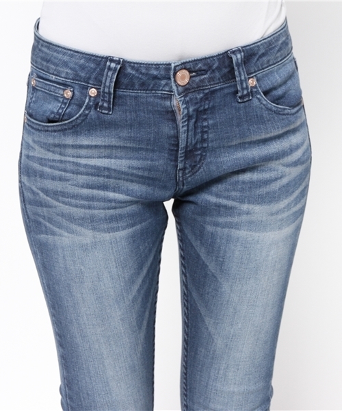 AZUL by moussy（アズールバイマウジー）の「スリムフィットスキニー(L70)（その他パンツ・レディース・ブルー系その他/ライトブルー・LARGE/MEDIUM/SMALL/X-SMALL）」の12枚目の写真